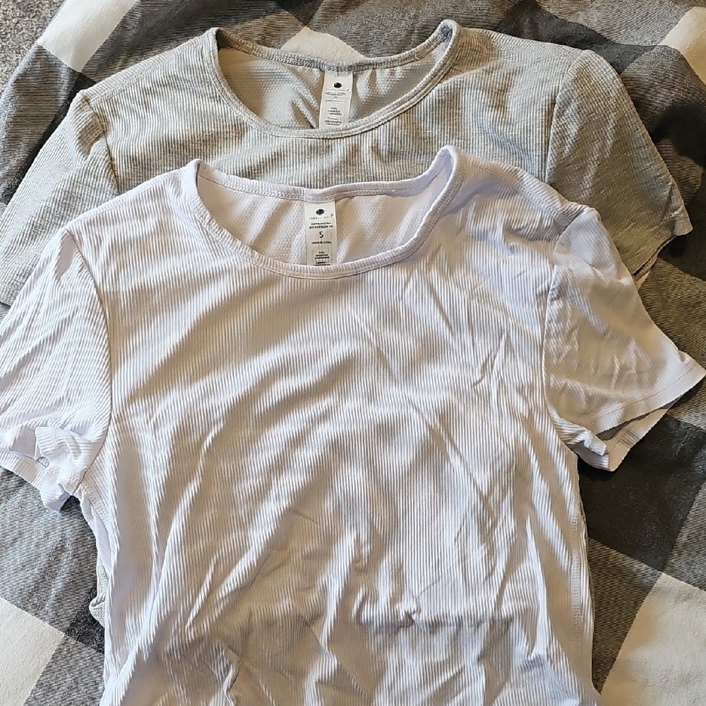 Yogalicious Fitted Gray and White Short Sleeve Crop Top